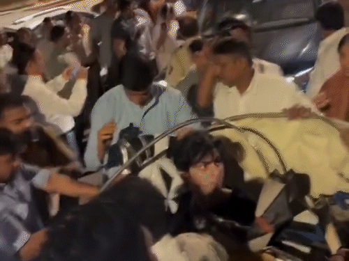 मुंबई अक्षय कुमार के काफिले की कार ऑटो से टकराई:हादसे में दो लोग गंभीर घायल; एक्टर दूसरी कार में पत्नी ट्विंकल के साथ बैठे थे