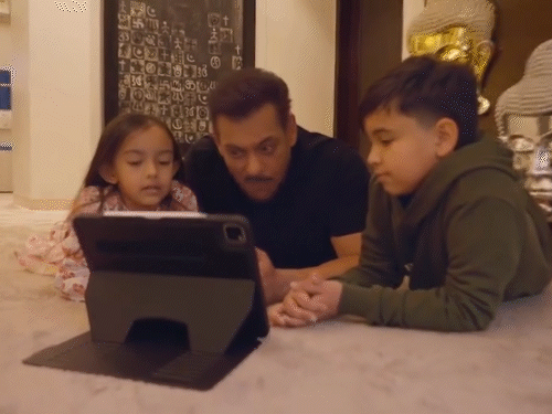 सलमान खान ने खास अंदाज में मनाया रिपब्लिक डे:एक्टर ने भांजे भांजी के साथ बैटल ऑफ गलवान का गाना गुनगुनाते हुए वीडियो शेयर किया