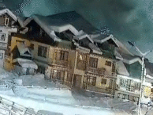 जम्मू कश्मीर के सोनमर्ग में एवलांच:किसी के हताहत होने की खबर नहीं, कई होटलों को नुकसान; लगातार बर्फबारी जारी