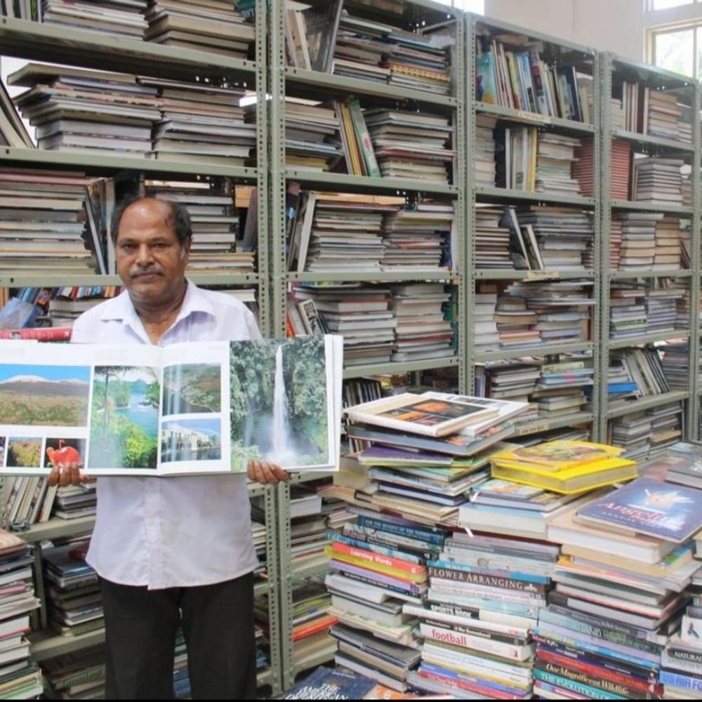 80% वेतन किताबों पर खर्च कर बनाई सबसे बड़ी लाइब्रेरी:इसमें 20 लाख से ज्यादा किताबें, फर्श पर ही सोते हैं; अब पद्मश्री पुरस्कार मिलेगा