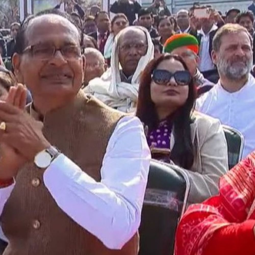 गणतंत्र दिवस पर राहुल खड़गे तीसरी लाइन में बैठे दिखे:कांग्रेस का मोदी शाह पर अपमान करने का आरोप; पहली लाइन में बैठे आडवाणी की पुरानी फोटो दिखाई