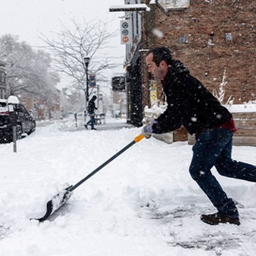 अमेरिका के 15 राज्यों में बर्फीले तूफान का खतरा:इमरजेंसी घोषित, 20 करोड़ लोगों पर संकट; 7000 से ज्यादा फ्लाइट्स कैंसिल