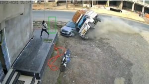 surajpur accident: चलती पिकअप उछलकर कार पर पलटी, देखें cctv फुटेज