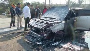 durg car fire: चलती कार में भीषण आग, चंद मिनटों जलकर खाक; देखें वीडियो 