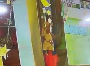 raipur news: रायपुर में डे केयर स्कूल की आया ने 3 साल की बच्ची को गेट पर पटका, यूनिफॉर्म नहीं पहनने पर बच्चों को कमरे में किया बंद; video वायरल