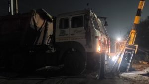 raigarh trailer accident: रेल फाटक तोड़कर ट्रैक पर घुसा कोयले से लदा ट्रेलर, मुंबई हावड़ा रेल रूट घंटों बाधित