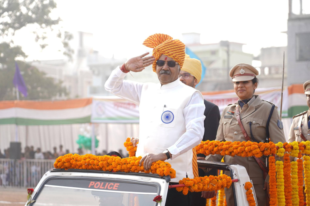 गणतंत्र दिवस पर बलौदाबाजार में सांसद बृजमोहन अग्रवाल ने फहराया तिरंगा, परेड की ली सलामी…
