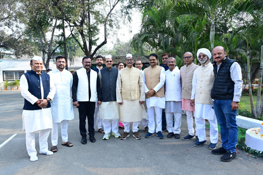 छत्तीसगढ़ नेता प्रतिपक्ष चरणदास महंत और सांसद ज्योत्सना महंत ने ध्वजारोहण कर लोगों को दी शुभकामनाएं…