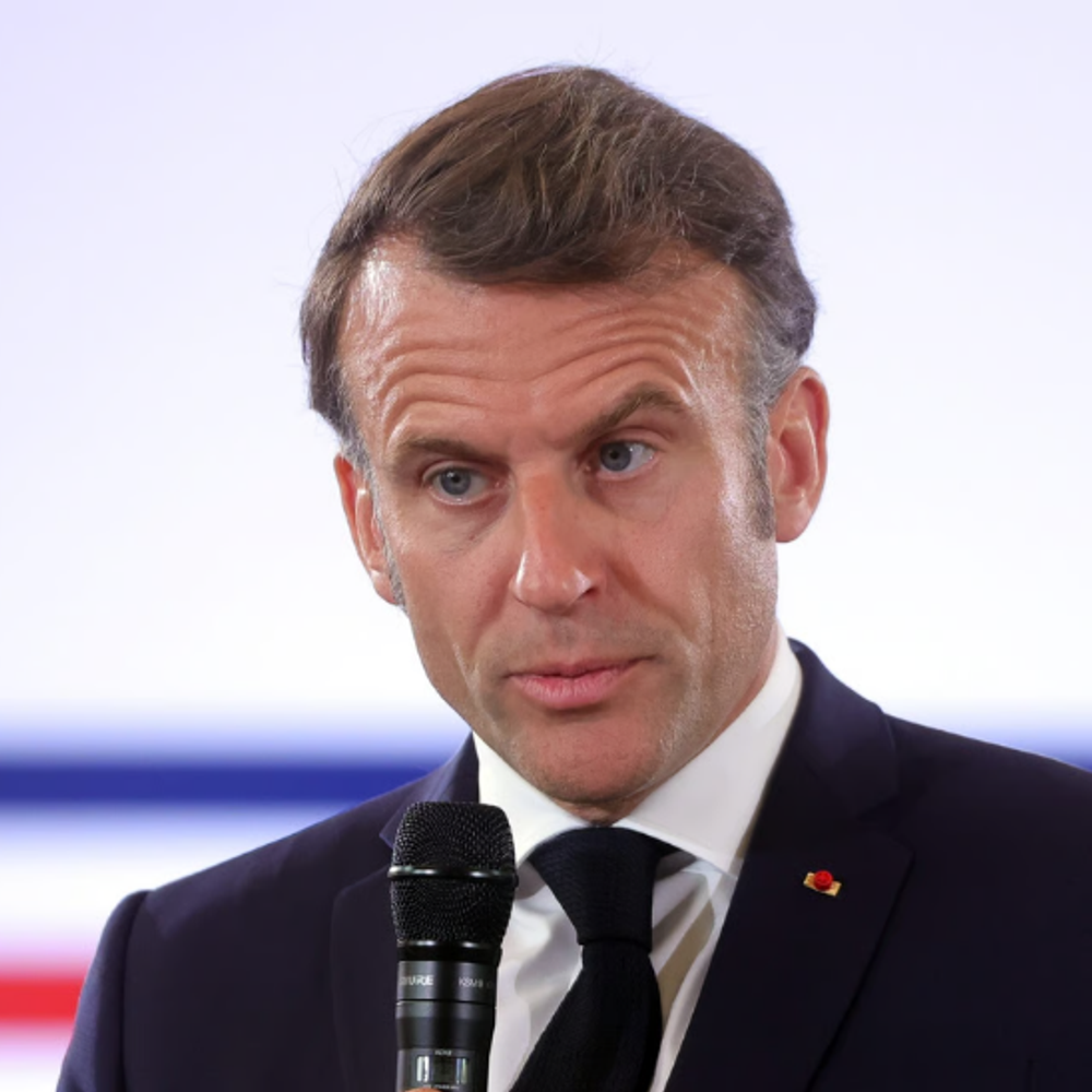 फ्रांसीसी राष्ट्रपति मैक्रों बोले हमारे बच्चों का दिमाग बिकाऊ नहीं:सोशल मीडिया इस्तेमाल करने पर जल्द बैन लगाएंगे, हाई स्कूल में मोबाइल पर भी रोक
