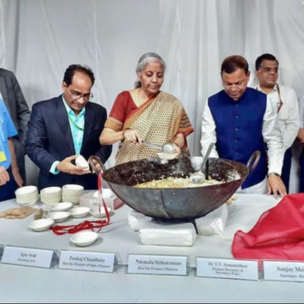 बजट 2026 की तैयारी पूरी, नॉर्थ ब्लॉक में हुई हलवा सेरेमनी:सीतारमण ने अधिकारियों का मुंह मीठा कराया, 1 फरवरी को पेश होगा पेपरलेस बजट