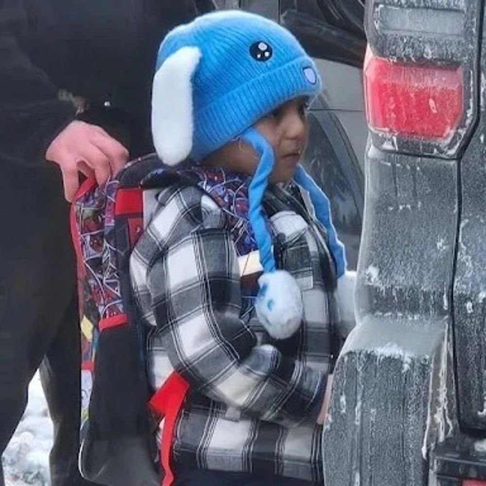 अमेरिका में 5 साल के बच्चे को हिरासत में लिया:मिनेसोटा में स्कूल से लौटते समय चलती गाड़ी से उतारा, पिता भी गिरफ्तार; डिटेंशन सेंटर भेजा