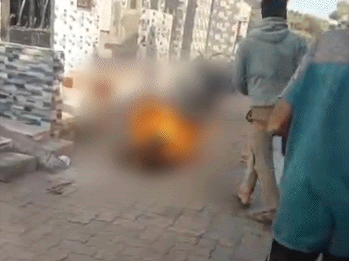 गुजरात में पड़ोसियों ने व्यक्ति को जिंदा जलाया, video:घर के बाहर बैठने को लेकर विवाद, डीजल डालकर आग लगाई; 3 गिरफ्तार