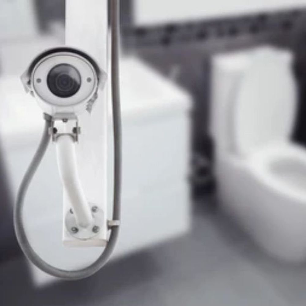 सब इंस्पेक्टर ने महिला पुलिसकर्मियों के टॉयलेट में कैमरा छिपाया:तमिलनाडु cm की सुरक्षा में तैनात अफसरों के वीडियो बना रहा था; आरोपी गिरफ्तार