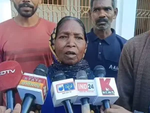 sarguja news: कागजों में मृत महिला पहुंची कलेक्टोरेट, बोली मैं जिंदा हूं साहब… जानिए कैसे हुआ खुलासा