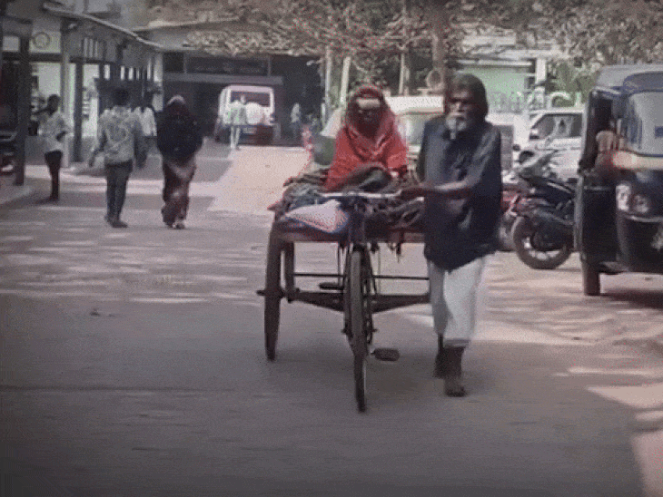 पति ने बीमार पत्नी को बैठाकर 600km रिक्शा खींचा:9 दिन में संबलपुर से कटक पहुंचे, 70 साल की उम्र में कबाड़ बीनकर इलाज कराया