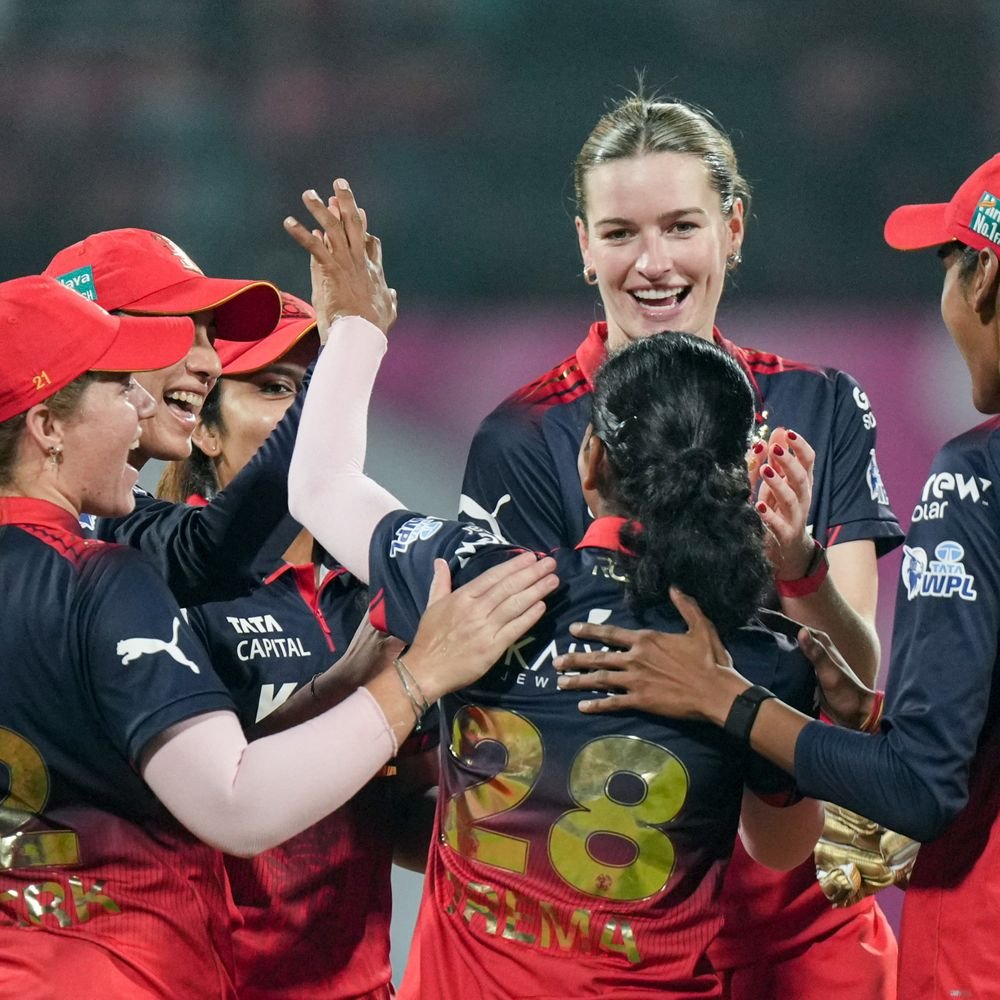 rcb लगातार पांचवीं जीत से wpl प्लेऑफ में पहुंची:गुजरात को 61 रन से हराया, गौतमी नायक की फिफ्टी; सयाली साटघरे को 3 विकेट