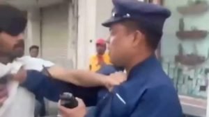 ambikapur viral video: ट्रैफिक जवान ने युवक को मारा थप्पड़ तो युवक ने भी पुलिसकर्मी को जड़ा तमाचा, video वायरल