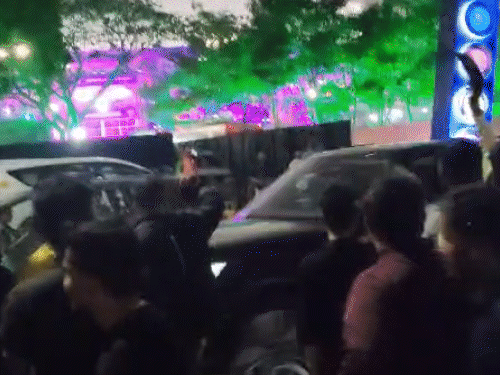 सूरत में सैफ को लव जिहादी बताकर काले झंडे दिखाए:परिवार के साथ इंडियन स्ट्रीट प्रीमियर लीग में पहुंचे थे, हिंदू संगठनों ने किया विरोध