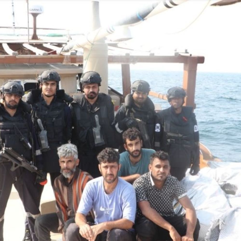 गुजरात के पोरबंदर तट पर ईरानी नाव पकड़ी:ईरान के 4 नागरिक गिरफ्तार, बोट में छिपाकर रखी गई 5 करोड़ की विदेशी सिगरेट जब्त