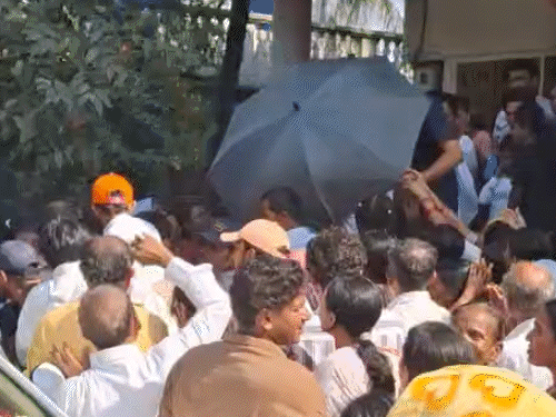 गुजरात में आसाराम ने साधकों से घर घर जाकर की मुलाकात:मीडिया को देख चेहरा छिपाया, श्रद्धालुओं ने रुमाल और हाथों से कैमरे ढंकने की कोशिश की