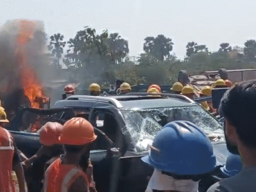सूरत की आर्सेलर मित्तल निप्पॉन स्टील कंपनी में हंगामा:वेतन वृद्धि की मांग को लेकर हड़ताल पर उतरे कर्मचारियों ने की आगजनी, महिला डीसीपी घायल