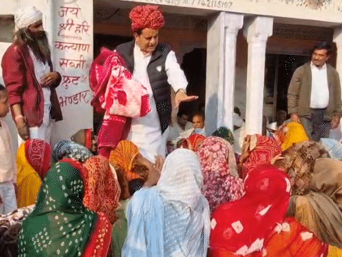 पूर्व भाजपा सांसद ने मुस्लिम महिलाओं से कंबल वापस लिए:जौनापुरिया बोले जो मोदी को गाली देता है, उसे ये लेने का हक नहीं