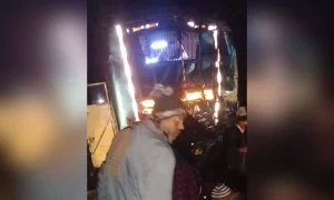 surajpur bus accident: ट्रक से टक्कर के बाद पेड़ से टकराई श्रद्धालुओं से भरी बस; 15 घायल, 1 की मौत