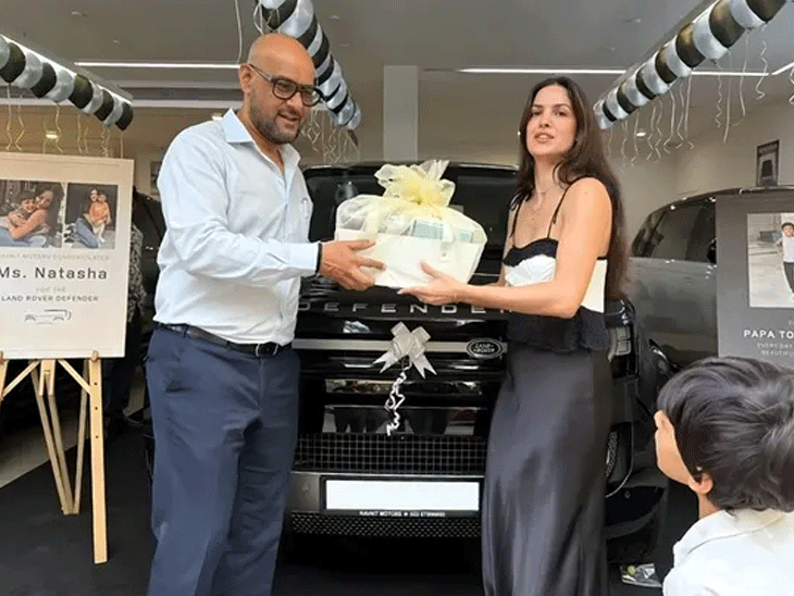 हार्दिक ने एक्स वाइफ और बेटे को गिफ्ट की लग्जरी कार:नताशा और अगस्त्य डिफेंडर की डिलीवरी लेते दिखे, कीमत लगभग 4 करोड़ रुपए