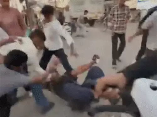 raigarh marpit video: स्कूली छात्र को घसीट घसीटकर लात घूंसों से पीटा, video वायरल; 4 नाबालिग समेत 6 आरोपी हिरासत में