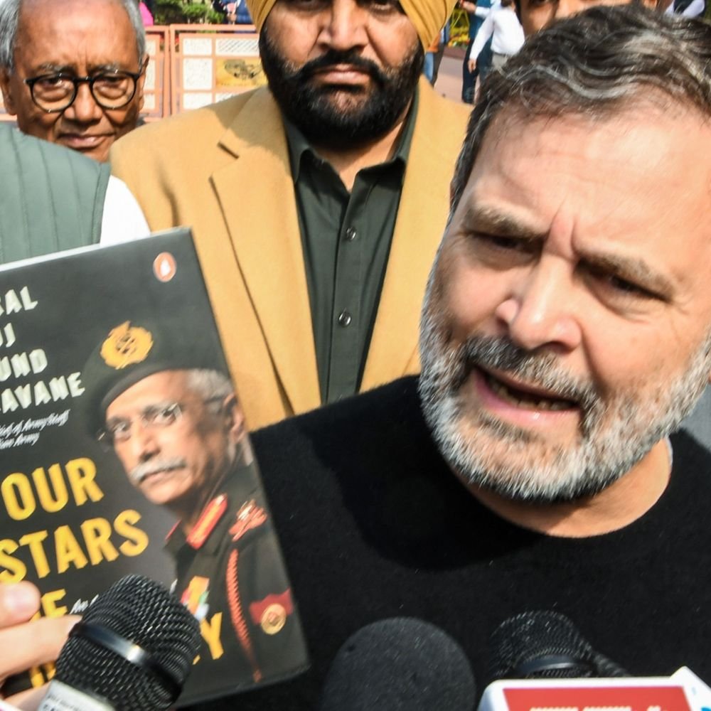 नरवणे की अनपब्लिश्ड किताब के सर्कुलेशन पर fir:राहुल इसकी कॉपी लेकर संसद पहुंचे थे, दावा किया चीन ने लद्दाख में घुसपैठ की थी