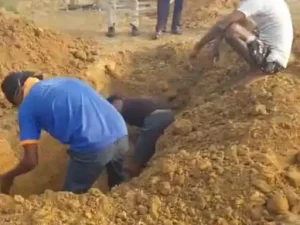 dhamtari news: 3 दिन बाद कब्र खोदकर निकाली गई युवक की लाश, बिना पोस्टमॉर्टम दफनाया था शव