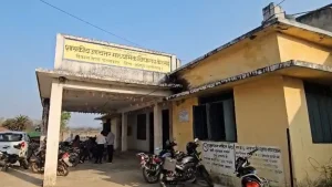 cg news: सरकारी स्कूल में शिक्षक ने बांटी बाइबिल, छात्रों के बैग से 14 पुस्तकें बरामद, व्याख्याता को नोटिस