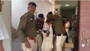 cg suicide attempt: कलेक्टरेट परिसर में अधेड़ ने खुद पर डाला मिट्टी तेल; आग लगाने की कोशिश, ये है वजह..