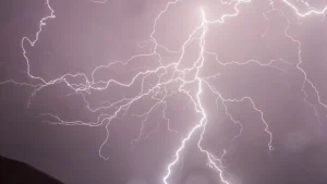 cg weather update: छत्तीसगढ़ में बदला मौसम का मिजाज, बारिश और बिजली गिरने के आसार, रायपुर में छाए रहेंगे बादल