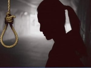 cg student suicide: पिता को चाय पिलाकर पढ़ने गई 8वीं की छात्रा, कमरे में मां की साड़ी से लटकी मिली लाश