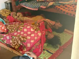 surajpur news: कमरे में कोयला जलाकर सोने से एक ही परिवार के 3 लोगों की मौत, मृतकों में पति पत्नी और 4 साल की बेटी शामिल