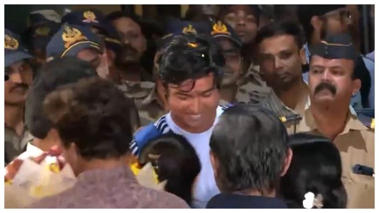 u 19 world cup 2026: अंडर 19 विश्वकप विजेता भारतीय टीम की वतन वापसी, मुंबई एयरपोर्ट पर हुआ भव्य स्वागत