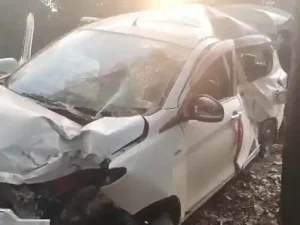 dhamtari accident: फेयरवेल पार्टी से लौटते समय पेड़ से टकराई कार, आत्मानंद स्कूल के 5 छात्र घायल