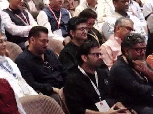 rss के कार्यक्रम में अक्षय कुमार विक्की कौशल हुए शामिल:व्याख्यानमाला में मोहन भागवत बोले सलमान के फैशन को कॉलेज स्टूडेंट्स कॉपी करते हैं