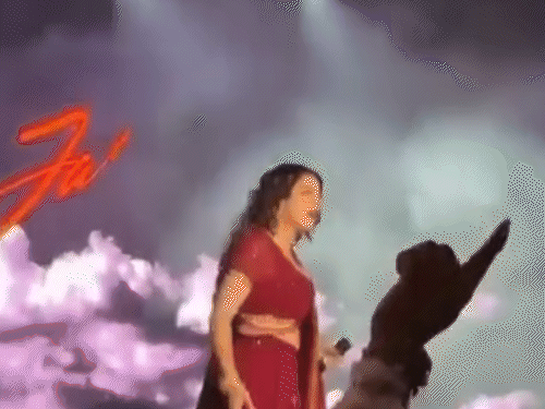 लाइव शो में जैस्मिन सैंडलस ने रोका गाना:दिल्ली में सिंगर बोलीं 'लड़कियां सेफ नहीं तो मैं गाना नहीं गाऊंगी'