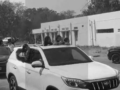 balodabazar news: स्कूल फेयरवेल में कार बाइक से स्टंट कर एंट्री का video वायरल, 26 छात्र थाने पहुंचे; पैरेंट्स पर fir, लड़कियों की तलाश जारी