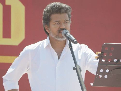 तमिलनाडु एक्टर विजय की रैली में समर्थक की मौत:अन्नाद्रमुक ने कहा tvk की रैलियों में शामिल होना है तो ताबूत लेकर जाएं