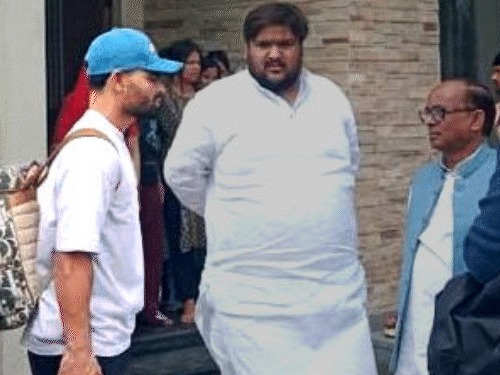 रिंकू सिंह अलीगढ़ से कोलकाता रवाना:टीम इंडिया से जुड़ेंगे, रिश्तेदारों से बोले मां का ख्याल रखना; भाई ने पिता की अस्थियां विसर्जित कीं