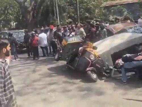 मुंबई के मुलुंड में मेट्रो पिलर का स्लैब गिरा:ऑटो कार चपेट में आए, एक की मौत तीन लोग घायल