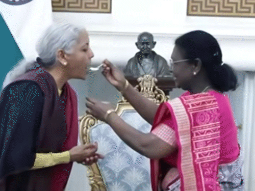 राष्ट्रपति ने वित्त मंत्री को दही चीनी खिलाई:11 बजे संसद में बजट पेश करेंगी; 13 लाख की इनकम टैक्स फ्री होने की उम्मीद