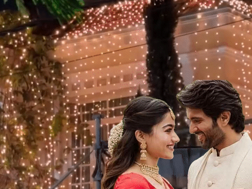 विजय देवरकोंडा का घर लाइट्स से जगमगाया:रश्मिका मंदाना के साथ शादी की चर्चा, जल्द उदयपुर में बंध सकते हैं शादी के बंधन में