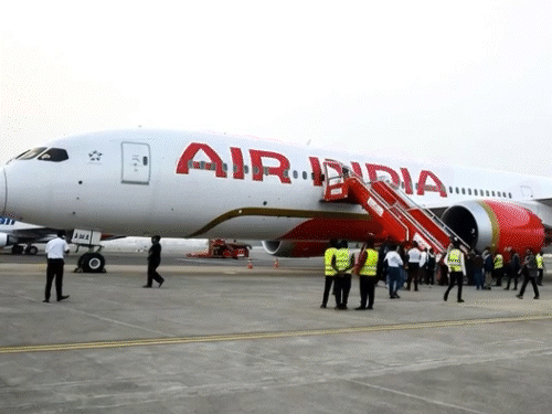एअर इंडिया ड्रीमलाइनर के फ्यूल कंट्रोल स्विच की जांच शुरू:कल लंदन बेंगलुरु विमान का स्विच लॉक नहीं हो रहा था; प्लेन के उड़ान पर पाबंदी