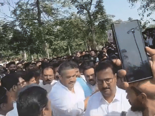 अजित पवार प्लेन क्रैश,भतीजे रोहित योगेंद्र बारामती पहुंचे, fir की मांग:बोले vsr को बचाया जा रहा, dgca नागरिक उड्डयन मंत्रालय और cid की भूमिका पर शक