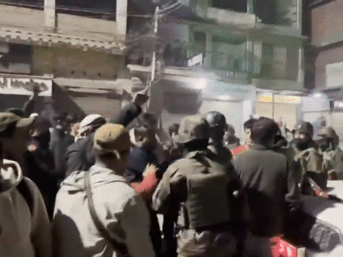 मणिपुर में नए डिप्टी सीएम के विरोध में हिंसा भड़की:प्रदर्शनकारियों ने सुरक्षाबलों को बैरक में धकेलने की कोशिश की; टायर जलाए, पत्थरबाजी की