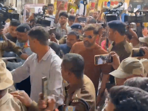 धोनी को झारखंड स्टेट हाउसिंग बोर्ड का नोटिस:रेजिडेंशियल प्लॉट पर पैथोलॉजी लैब चलाने का आरोप, 15 दिन में मांगा जवाब